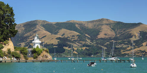 Leuchtturm in der Bucht von Akaroa, Banks Peninsula, Canterbury, Südinsel, Neuseeland, Pazifik - RHPLF18672