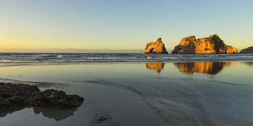 Wharariki Beach bei Sonnenuntergang, Golden Bay, Tasman, Südinsel, Neuseeland, Pazifik - RHPLF18688