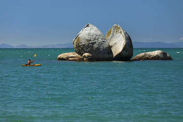 Split Apple Rock, Kaiteriteri, Tasman Bay, Tasman, South Island, New Zealand, Pacific - RHPLF18689