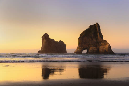Wharariki Beach bei Sonnenuntergang, Golden Bay, Tasman, Südinsel, Neuseeland, Pazifik - RHPLF18691