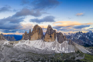 Luftaufnahme der Seen Drei Zinnen und Langkofel bei Sonnenuntergang, Naturpark Sextner Dolomiten, Südtirol, Italien, Europa - RHPLF18707