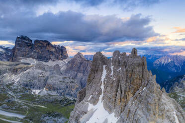 Sonnenuntergang über Croda dei Toni, Cima dell'Agnello und Campanili del Marden, Luftaufnahme, Dolomiten, Südtirol/Veneto, Italien, Europa - RHPLF18709