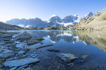 Bernina-Gruppe spiegelt sich im klaren Wasser des Forbici-Sees in der Morgendämmerung, Valmalenco, Valtellina, Provinz Sondrio, Lombardei, Italien, Europa - RHPLF18712