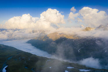 Sonnenlicht über Bergen im Nebel, Luftaufnahme, Furkapass, Kanton Uri, Schweiz, Europa - RHPLF18720