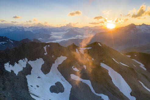 Letzte Strahlen des Sonnenuntergangs beleuchten die felsigen Berggipfel, Furkapass, Kanton Uri, Schweiz, Europa - RHPLF18721