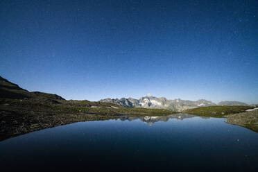 Sternenhimmel über dem Galenstock, der sich im unberührten See des Mittleren Schwarziseeli spiegelt, Furkapass, Kanton Uri, Schweiz, Europa - RHPLF18722