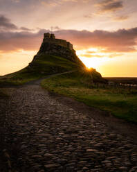 Lindisfarne Castle bei Sonnenaufgang, Holy Island, Northumberland, England, Vereinigtes Königreich, Europa - RHPLF18727