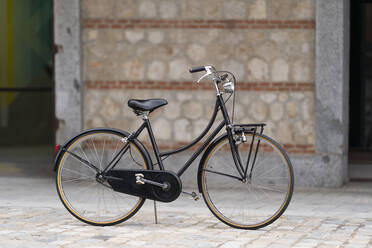 Bicycle on footpath against building - GGGF00555