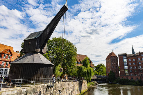 Alter Hafen mit Laufradkran und Altes Kaufhaus, Lüneburg, Niedersachsen, Deutschland, Europa - RHPLF18790