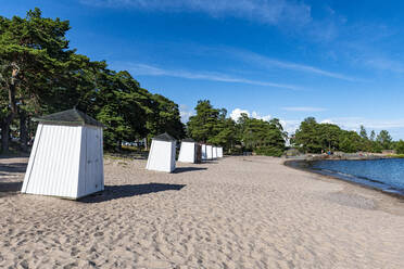 Strandhütten an einem menschenleeren Strand, Hanko, Südfinnland, Europa - RHPLF18820