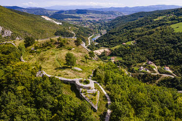 Luftaufnahme der Burg Stari Ras, Novi Pazar, Serbien, Europa - RHPLF18851