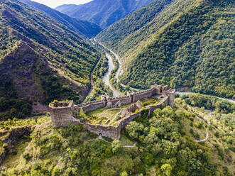 Luftaufnahme der Burg Maglic, Kaljevo, Serbien, Europa - RHPLF18856