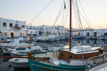 Der historische Hafen von Naoussa auf der Insel Paros zur blauen Stunde, Paros, Kykladen, Griechische Inseln, Griechenland, Europa - RHPLF18862