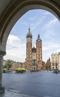 Straßenszene und St. Marien-Basilika, UNESCO-Weltkulturerbe, Krakau, Polen, Europa - RHPLF18869