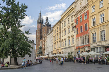 Street scene and St. Marys Basilica, UNESCO World Heritage Site, Krakow, Poland, Europe - RHPLF18870