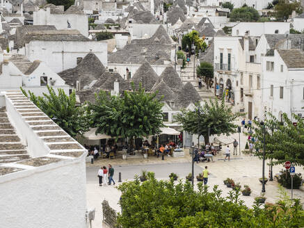 Blick auf die Stadt und die Trulli-Häuser, Alberobello, UNESCO-Weltkulturerbe, Apulien, Italien, Europa - RHPLF18873