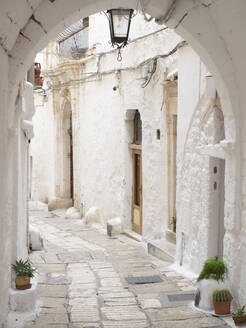 Enge Straße in der Altstadt, Ostuni, Apulien, Italien, Europa - RHPLF18876