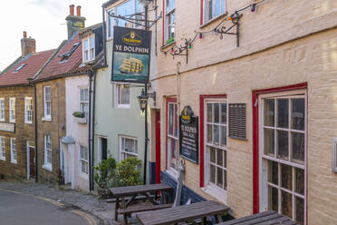 Ansicht des traditionellen Gasthauses in der King Street in Robin Hood's Bay, North Yorkshire, England, Vereinigtes Königreich, Europa - RHPLF18886