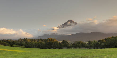 Mount Taranaki bei Sonnenuntergang, 2518m, Egmont National Park, Taranaki, Nordinsel, Neuseeland, Pazifik - RHPLF18908