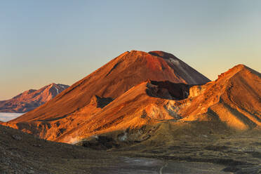 Mount Ngauruhoe und Mount Tongariro bei Sonnenaufgang, Tongariro National Park, UNESCO Weltkulturerbe, Nordinsel, Neuseeland, Pazifik - RHPLF18915