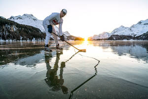 Frontansicht eines Eishockeyspielers auf der gefrorenen Oberfläche des Silsersees, Engadin, Kanton Graubünden, Schweiz, Europa - RHPLF18951