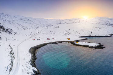 Verschneite Straße zum Fischerdorf Breivikbotn bei Sonnenuntergang, Insel Soroya, Hasvik, Troms og Finnmark, Nordnorwegen, Skandinavien, Europa - RHPLF18964