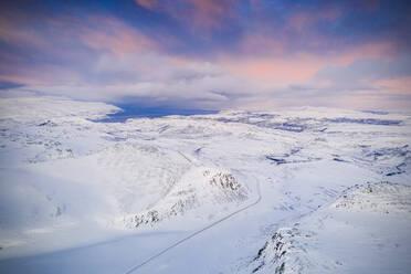 Rosa Himmel bei Sonnenaufgang über dem Tanafjordveien mit schneebedeckten Bergen, Tana, Troms og Finnmark, Arktis, Nordnorwegen, Skandinavien, Europa - RHPLF18970