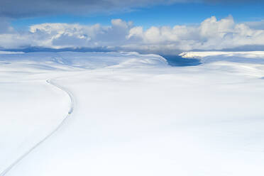 Luftaufnahme der leeren Straße zum Nordkapp durch die tief verschneite Landschaft, Troms og Finnmark, Norwegen, Skandinavien, Europa - RHPLF18976