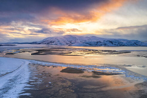 Sonnenuntergang über den schneebedeckten Bergen und dem gefrorenen Meer im unberührten Tanamunningen Naturreservat, Leirpollen, Finnmark, Arktis, Norwegen, Skandinavien, Europa - RHPLF18977