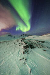Surreale Formen des Nordlichts (Aurora Borealis) in der arktischen Nacht, Skarsvag, Nordkapp, Troms og Finnmark, Norwegen, Skandinavien, Europa - RHPLF18987
