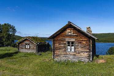 Historische Häuser am Fluss Karasjohka an der Grenze zwischen Norwegen und Finnland, Lappland, Finnland, Europa - RHPLF18998