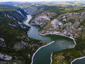 Der Fluss Uvac schlängelt sich durch die Berge, Besonderes Naturschutzgebiet Uvac, Serbien, Europa - RHPLF19000