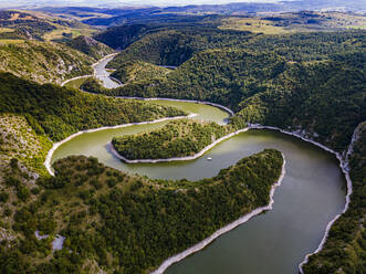 Der Fluss Uvac schlängelt sich durch die Berge, Besonderes Naturschutzgebiet Uvac, Serbien, Europa - RHPLF19002