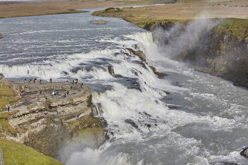Eine ikonische isländische Landschaft, der Wasserfall Gullfoss, am südlichen Rand des zerklüfteten Hochland-Innenlandes, Island, Polarregionen - RHPLF19008