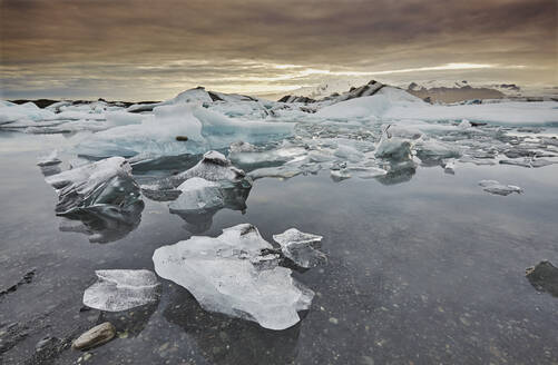 Eine ikonische isländische Landschaft, eine eisgefüllte Lagune, die von der Vatnajokull-Eiskappe gespeist wird, in Jokulsarlon an der Südküste Islands, Polarregionen - RHPLF19009