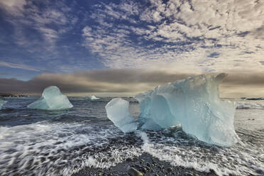 Schmelzendes Gletschereis, abgeschliffen vom Vatnajokull-Eis, am Strand von Jokulsarlon an der Südküste Islands, Polarregionen - RHPLF19013
