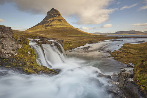 Eine der ikonischen Landschaften Islands, der Berg Kirkjufell und der Wasserfall Kirkjufellsfoss, in der Nähe des Grundarfjordur, Halbinsel Snaefellsnes, Island, Polarregionen - RHPLF19018