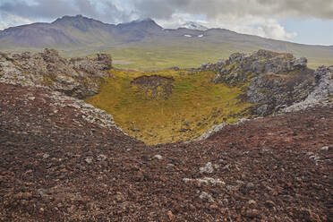 Der Saxholl-Schlackenkegel und Krater im Snaefellsjokull-Nationalpark auf der Halbinsel Snaefellsnes, Westisland, Polarregionen - RHPLF19022