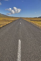 Eine pfeilgerade Straße führt durch ein Lavafeld im Snaefellsjokull-Nationalpark, Halbinsel Snaefellsness, Westisland, Polarregionen - RHPLF19027