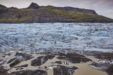 Schmelzendes Eis am Fuß eines sich zurückziehenden Gletschers, Svinafellsjokull, Skaftafell-Nationalpark, Südisland, Polarregionen - RHPLF19028