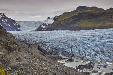 Ein sich zurückziehender Gletscher, der von der Vatnajokull-Eiskappe herabfließt, im Skaftafell-Nationalpark, Südisland, Polarregionen - RHPLF19029