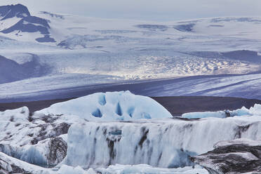 Ein sich zurückziehender Gletscher, der von der Vatnajokull-Eiskappe herabfließt, im Skaftafell-Nationalpark, Südisland, Polarregionen - RHPLF19030