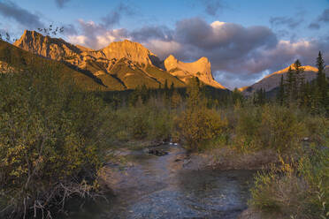 Sonnenaufgang und Alpenglühen auf dem Berg Lawrence Grassi und Ha Ling Peak im Herbst, Canmore, Alberta, Kanadische Rockies, Kanada, Nordamerika - RHPLF19039