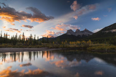 Sonnenaufgang im Herbst bei den Three Sisters Peaks in der Nähe des Banff National Park, Canmore, Alberta, Kanadische Rockies, Kanada, Nordamerika - RHPLF19045