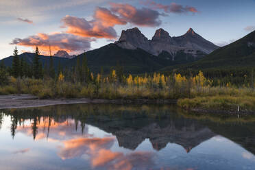 Sonnenaufgang im Herbst bei den Three Sisters Peaks in der Nähe des Banff National Park, Canmore, Alberta, Kanadische Rockies, Kanada, Nordamerika - RHPLF19046