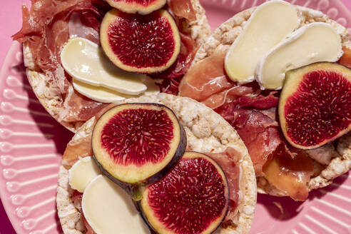 Rice cakes with serrano ham, cheese and fig slices - GEMF04485