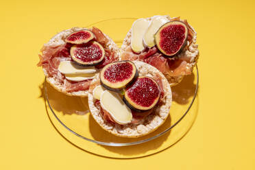 Rice cakes with serrano ham, cheese and fig slices - GEMF04486