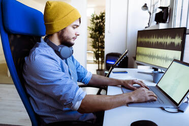 Erfahrung mit Kopfhörern bei der Arbeit am Laptop, während man im Studio am Schreibtisch sitzt - GIOF10217