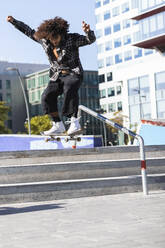 Sportler springt beim Skateboardfahren im Skateboardpark - PNAF00386