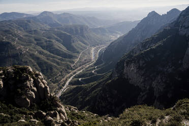 Uferstraße entlang eines Tals im Montserrat-Gebirge - AFVF07920